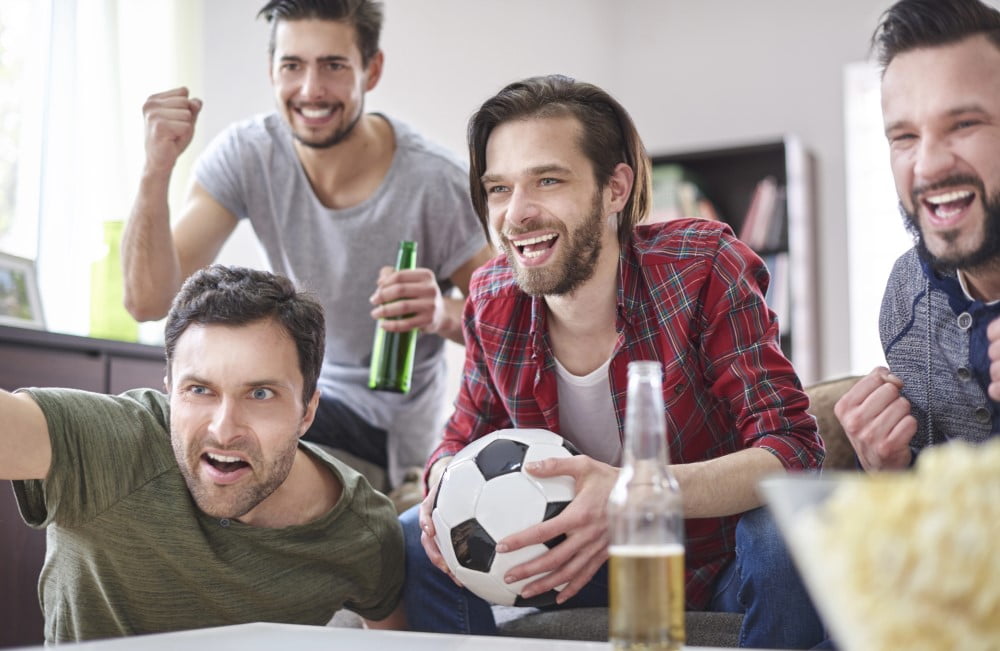 4 mænd der ser fodbold sammen